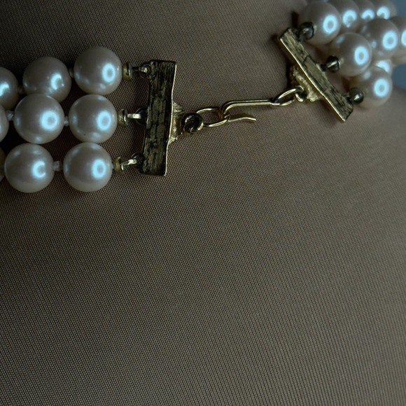 Simulated Multistrand 3 Strand Three Pearl Necklace Golden Vintage Faux - Picture 3 of 7